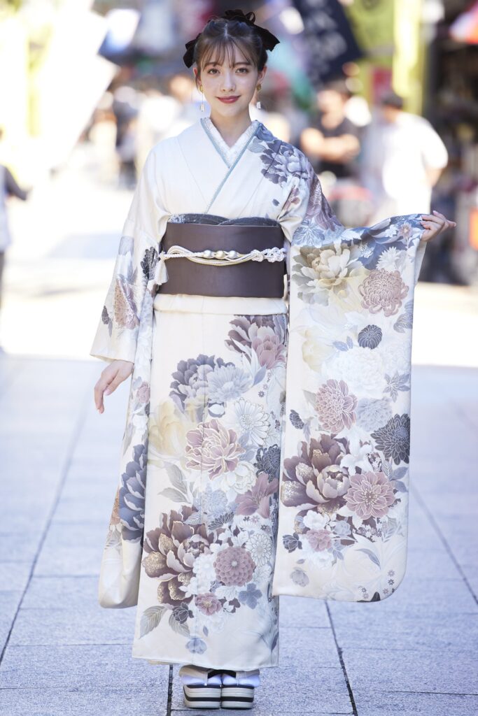 地色・花柄がくすみカラーで洗練された振袖